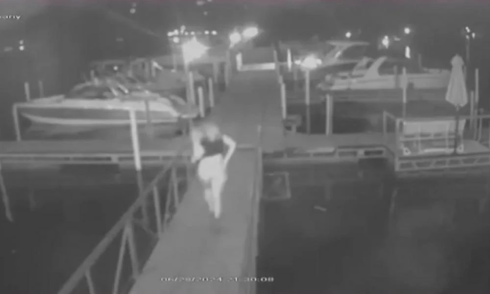 Σοκ στο Μιζούρι: Δυσαρεστημένοι πελάτες έριξαν στη λίμνη σερβιτόρα όταν τους ζήτησε να πληρώσουν τον λογαριασμό